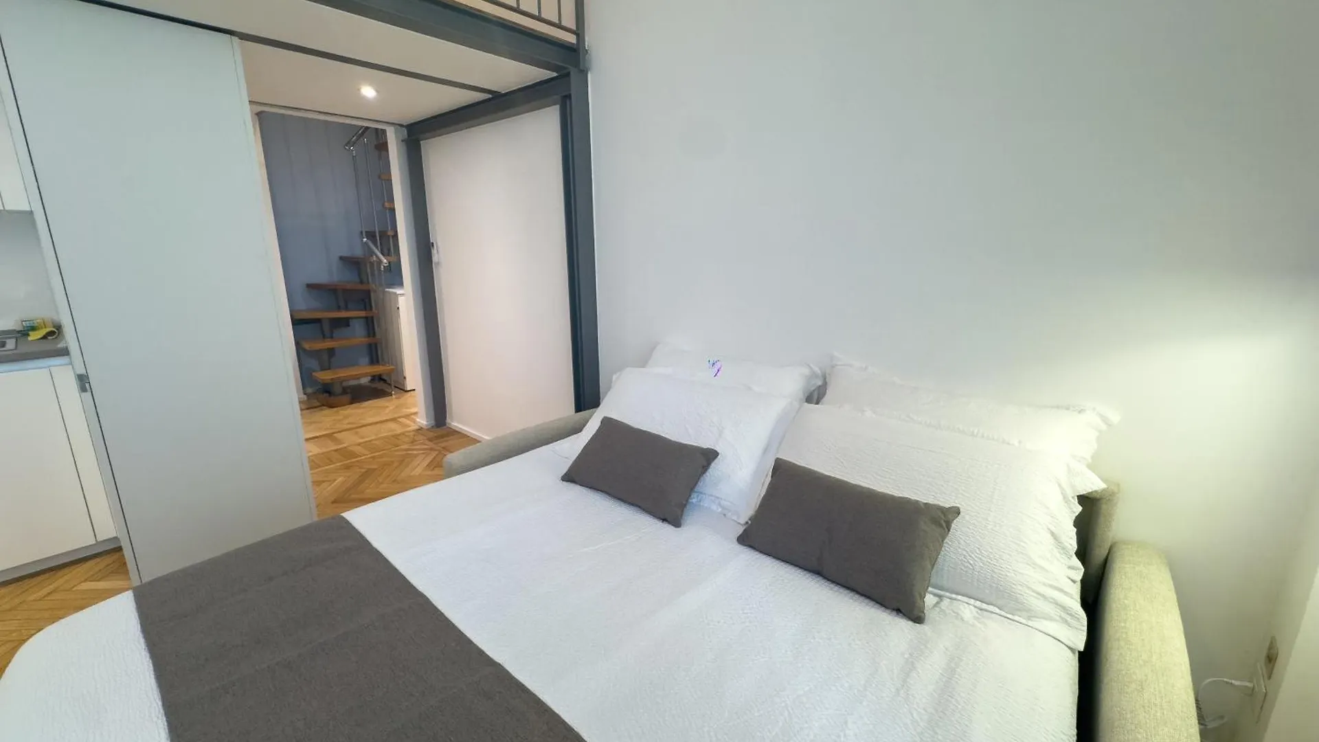 New One Bedroom Apartment In Isola Area ميلان